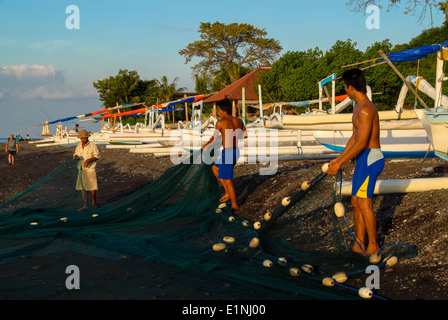 Les pêcheurs avec filet à la plage d'Amed sur Bali en Indonésie Banque D'Images