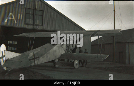 Cette photographie de la collection spéciale Adolphe Heri DuBois présente un Fokker D. VII biplan, un avion emblématique de la première Guerre mondiale fabriqué par Fokker Flugzeugwerke, le D. VII était connu pour son efficacité au combat et son rôle dans l'aviation militaire. Banque D'Images