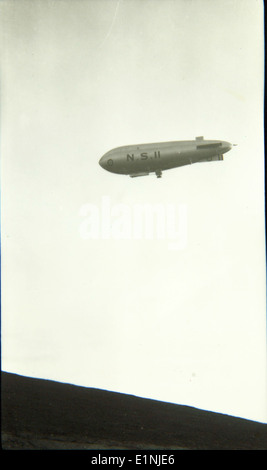Adolphe Heri DuBois était un pionnier de l'aviation avec une collection remarquable documentant les débuts de l'histoire de l'aviation. Cette photo de sa collection montre un navire de la classe N.S. présentant les premiers développements et innovations de l'aviation navale. Banque D'Images