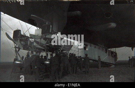 Adolphe Heri DuBois était un aviateur et concepteur d'avions pionnier. Cette photographie de la collection spéciale DuBois capture un moment important de sa carrière, mettant en valeur ses contributions à l’aviation, en particulier son travail avec les avions de classe N.S. (North Sea), conçus pour les missions maritimes. Banque D'Images