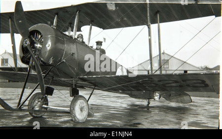 Cette photo de la collection spéciale Adolphe Heri DuBois présente des avions de la Avro Aircraft Company, une entreprise canadienne connue pour avoir conçu des avions novateurs au cours du XXe siècle. La compagnie Avro a joué un rôle déterminant dans le développement d'avions militaires et civils. Banque D'Images