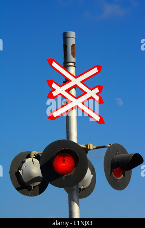 Témoin clignotant rouge près de railroad crossing Banque D'Images