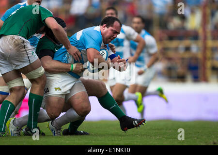 Le Chaco, en Argentine. 07Th Juin, 2014. Rugby Test Match avec l'Argentine contre l'Irlande au cours de l'internationa match amical au stade Centenario, Resistencia, Chaco, Argentine. Matias Cortese tenu par le pack irlandais. Credit : Action Plus Sport/Alamy Live News Banque D'Images