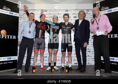 Marché de Smithfield, Londres, Royaume-Uni. 7 juin 2014. Événement cycliste nocturne de Londres. Les trois premiers dans l'épreuve des hommes d'élite ; Tobyn Horton, 1er Madison (Genesis), Felix anglais, 2e (Rapha Condor JLT) et Jimmy McCullum (NFTO) rejoint sur scène par couturier Paul Smith (2e à partir de la droite) et le vélo commentateur Hugh Porter (à droite) Crédit : Neville Styles/Alamy Live News Banque D'Images