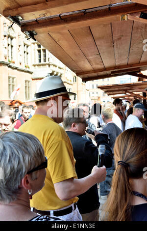 Wroclaw, Pologne. 07Th Juin, 2014. Robert Maklowicz et Piotr Bikont en cas 'Europe 2014' sur une fourchette essayer différentes cuisines de autour de l'Europe le 7 juin, 2014. Ils sont les stars de télévision culinaire polonaise. Banque D'Images