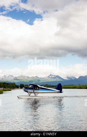 Un avion de brousse effectue en Alaska avec Chugach montagnes en arrière-plan Banque D'Images