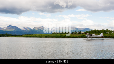 Un avion de brousse effectue en Alaska avec Chugach montagnes en arrière-plan Banque D'Images