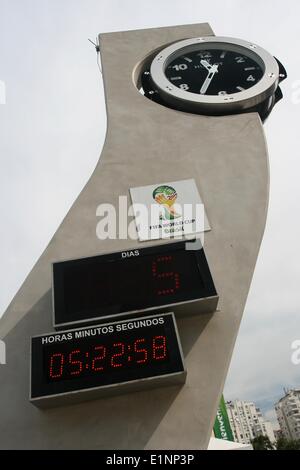 Rio de Janeiro, Brésil, 7 juin 2014. L'Hublot Horloge de compte à rebours, conçu à la fin de l'architecte Brésilien Oscar Niemeyer, montre cinq jours à l'ouverture de la Coupe du Monde de la FIFA, Brésil 2014. Crédit : Maria Adelaide Silva/Alamy Live News Banque D'Images