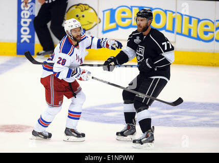 Staples Center, Los Angeles, Californie, USA. 07Th Juin, 2014. Rangers de New York (28) Dominic Moore et Los Angeles Kings (77) Jeff Carter en action pendant la partie deux de la finale de la Coupe Stanley a joué au Staples Center. Credit : Action Plus Sport/Alamy Live News Banque D'Images