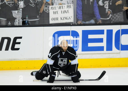 Staples Center, Los Angeles, Californie, USA. 07Th Juin, 2014. Kings de Los Angeles, le défenseur Robyn Regehr (44) [1760] pendant la pré-patin avant match 2 de la finale de la Coupe Stanley entre les Rangers de New York et les Kings de Los Angeles au Staples Center de Los Angeles, CA. Banque D'Images