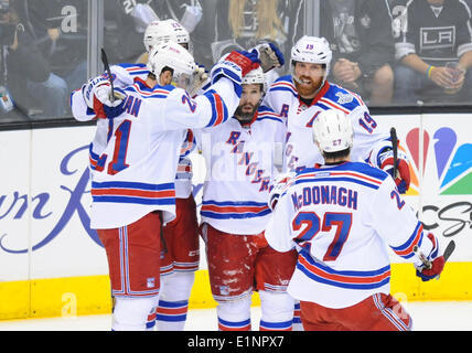 Staples Center, Los Angeles, Californie, USA. 07Th Juin, 2014. Les Rangers célébrer avec les Rangers de New York de l'aile droite Martin Saint-louis (26) [669] Après avoir marqué leur troisième but du jeu dans la deuxième période au cours du jeu 2 de la finale de la Coupe Stanley entre les Rangers de New York et les Kings de Los Angeles au Staples Center de Los Angeles, CA. Banque D'Images