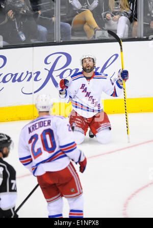 Staples Center, Los Angeles, Californie, USA. 07Th Juin, 2014. New York Rangers Aile droite Martin Saint-louis (26) [669] célèbre après avoir marqué le troisième but des Rangers du jeu dans la deuxième période au cours du jeu 2 de la finale de la Coupe Stanley entre les Rangers de New York et les Kings de Los Angeles au Staples Center de Los Angeles, CA. Banque D'Images