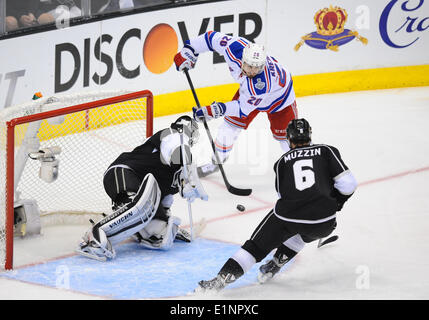Staples Center, Los Angeles, Californie, USA. 07Th Juin, 2014. Rangers de New York de l'aile gauche Chris Kreider (20) [7443] tente un tir au but contre les Kings de Los Angeles, le gardien Jonathan Quick (32) [5348] pendant la partie 2 de la finale de la Coupe Stanley entre les Rangers de New York et les Kings de Los Angeles au Staples Center de Los Angeles, CA. Banque D'Images