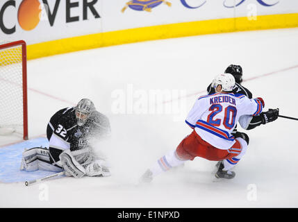 Staples Center, Los Angeles, Californie, USA. 07Th Juin, 2014. Rangers de New York de l'aile gauche Chris Kreider (20) [7443] pulvérise le gardien des Kings de Los Angeles Jonathan Quick (32) [5348] avec de la glace comme il vient à un arrêt brusque dans l'avant de l'enceinte au cours du jeu 2 de la finale de la Coupe Stanley entre les Rangers de New York et les Kings de Los Angeles au Staples Center de Los Angeles, CA. Banque D'Images