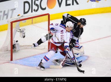 Staples Center, Los Angeles, Californie, USA. 07Th Juin, 2014. Kings de Los Angeles, aile gauche Dwight King (74) [6247] est suspendu par les Rangers de New York, le défenseur Ryan McDonagh (27) [6209] que la rondelle voiles cours des Rangers de New York le gardien Henrik Lundqvist (30) [2585] pour les Rois troisième but du jeu dans la troisième période jeu 2 de la finale de la Coupe Stanley entre les Rangers de New York et les Kings de Los Angeles au Staples Center de Los Angeles, CA. Banque D'Images