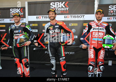 Sepang, en Malaisie. Le 08 juin, 2014. Tom Sykes de Kawasaki Racing Team, Sylvain Guintoli d'Aprilia Racing Team et Davide Giugliano de Ducati Superbike poser pour photo après l'achèvement de la séance de qualifications de la Superpole FIM Superbike World Championship - Malaisie Tour tenue au Circuit International de Sepang, en Malaisie à Sepang. Credit : Action Plus Sport Images/Alamy Live News Banque D'Images