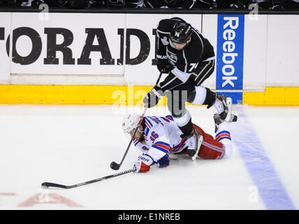 Staples Center, Los Angeles, Californie, USA. 07Th Juin, 2014. Kings de Los Angeles, aile gauche Dwight King (74) [6247] pas plus de Rangers de New York Tapis droite Zuccarello (36) [7214] au cours de la première période d'heures supplémentaires de jeu 2 de la finale de la Coupe Stanley entre les Rangers de New York et les Kings de Los Angeles au Staples Center de Los Angeles, CA. Credit : Action Plus Sport/Alamy Live News Banque D'Images