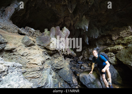 L'exploration de l'homme grotte de calcaire de l'immense au plus profond de la forêt tropicale intacte de l'île d'Iriomote, Okinawa, Japon tropical Banque D'Images