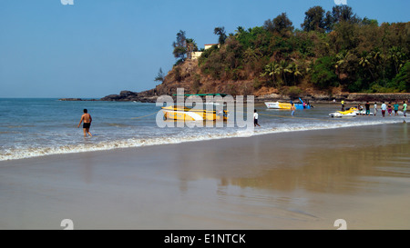 Baga Beach Goa Plage Paysage Falaise et colorés sur la rive Banque D'Images