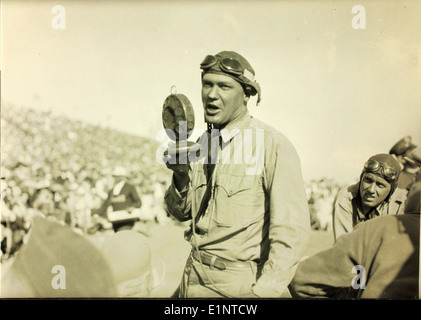 Cette photographie, prise par Luck Luqueer, capture un moment des National Air races, un événement prestigieux qui met en valeur la vitesse et le talent des avions en compétition. L'image reflète le haut niveau de concurrence et les progrès technologiques dans l'aviation à l'ère des courses aériennes. Banque D'Images