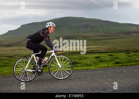 Clapham, Yorkshire, UK. 7 juin, 2014. Riders brave le mauvais temps, plus de Pen-y-ghent est tombé, au cours de la circonscription Ouest roue classique 33, 60 & 75 km prendre sportive sur les routes les plus emblématiques du Yorkshire et monte dans un paysage magnifique. Une route non concurrentielle cycle ride sur les belles collines et vallées du Yorkshire Dales. Credit : Mar Photographics/Alamy Live News Banque D'Images