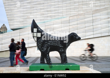 Black & White Superlambananas Lambanana ou, en dehors de la promenade du front de mer Museum Liverpool, Merseyside, Royaume-Uni Banque D'Images