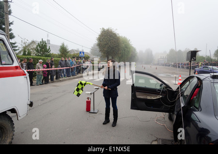 Instructeur de voiture de course de rallye de début permet de drapeau symbolique Banque D'Images