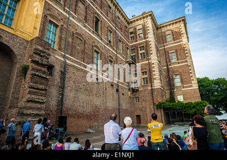 Rivoli, Italie. 07Th Juin, 2014. Le spectacle Environnement vertical, le long des murs du Château de Rivoli (Musée d'Art Contemporain) s'inscrit dans le cadre du Festival international de la danse Interplay. Il s'agit d'une intervention performative propres au site, qui réunit les deux artistes de défier la gravité en jouant avec l'espace architectural du Château de Rivoli, révolutionnant les notions de verticalité et d'horizontalité. Compagnie Retouramont interprètes français, Séverine Bennevault et Natalie Tedesco. Chorégraphie de Fabrice Guillot. Costumes Patricio Rodriguez Alejandro Luengo © Realy Easy Star/Alamy L Banque D'Images