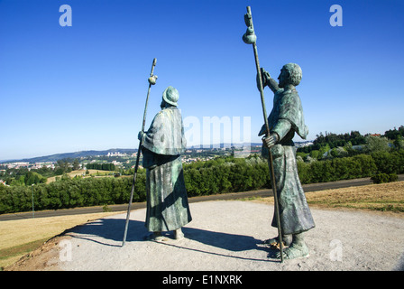 Statue en bronze de pèlerins sur le Monte do Gozo, ou Colline de la joie, la dernière colline surplombant Saint Jacques de Compostelle, Galice, Espagne Banque D'Images