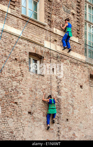 Rivoli, Italie. 07Th Juin, 2014. Le spectacle Environnement vertical, le long des murs du Château de Rivoli (Musée d'Art Contemporain) s'inscrit dans le cadre du Festival international de la danse Interplay. Il s'agit d'une intervention performative propres au site, qui réunit les deux artistes de défier la gravité en jouant avec l'espace architectural du Château de Rivoli, révolutionnant les notions de verticalité et d'horizontalité. Compagnie Retouramont interprètes français, Séverine Bennevault et Natalie Tedesco. Chorégraphie de Fabrice Guillot. Costumes Patricio Rodriguez Alejandro Luengo © Realy Easy Star/Alamy L Banque D'Images