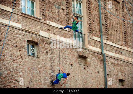 Rivoli, Italie. 07Th Juin, 2014. Le spectacle Environnement vertical, le long des murs du Château de Rivoli (Musée d'Art Contemporain) s'inscrit dans le cadre du Festival international de la danse Interplay. Il s'agit d'une intervention performative propres au site, qui réunit les deux artistes de défier la gravité en jouant avec l'espace architectural du Château de Rivoli, révolutionnant les notions de verticalité et d'horizontalité. Compagnie Retouramont interprètes français, Séverine Bennevault et Natalie Tedesco. Chorégraphie de Fabrice Guillot. Costumes Patricio Rodriguez Alejandro Luengo © Realy Easy Star/Alamy L Banque D'Images