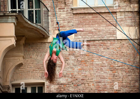 Rivoli, Italie. 07Th Juin, 2014. Le spectacle Environnement vertical, le long des murs du Château de Rivoli (Musée d'Art Contemporain) s'inscrit dans le cadre du Festival international de la danse Interplay. Il s'agit d'une intervention performative propres au site, qui réunit les deux artistes de défier la gravité en jouant avec l'espace architectural du Château de Rivoli, révolutionnant les notions de verticalité et d'horizontalité. Compagnie Retouramont interprètes français, Séverine Bennevault et Natalie Tedesco. Chorégraphie de Fabrice Guillot. Costumes Patricio Rodriguez Alejandro Luengo © Realy Easy Star/Alamy L Banque D'Images