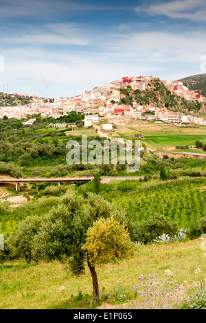 Sur le pittoresque village perché de Moulay Idriss près de Volubilis au Maroc. Banque D'Images