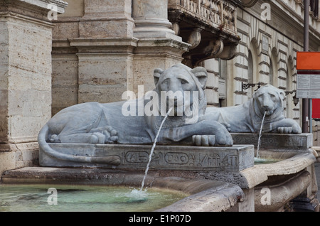 La Fontana dell'Acqua Felice, aussi appelée la Fontaine de Moïse, détail des lions Banque D'Images