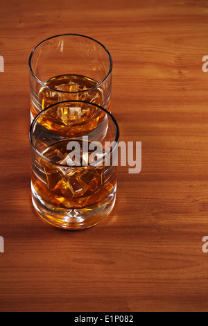 Verre de whisky whisky avec de la glace sur fond de bois. Libre. Banque D'Images