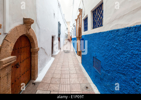 Décoration traditionnelle porte sur une rue étroite blanchis à la chaux à l'intérieur de la Médina de Rabat, Maroc. Banque D'Images