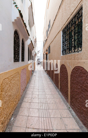 La chaux traditionnel à la chaux rue étroite à l'intérieur de la Médina de Rabat, Maroc. Banque D'Images