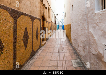 La chaux traditionnel à la chaux rue étroite à l'intérieur de la Médina de Rabat, Maroc. Banque D'Images