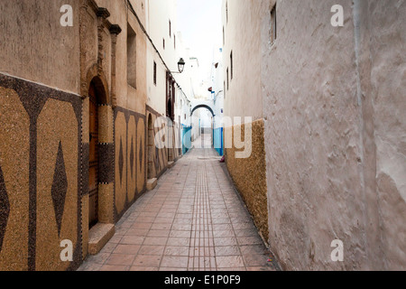 La chaux traditionnel à la chaux rue étroite à l'intérieur de la Médina de Rabat, Maroc. Banque D'Images