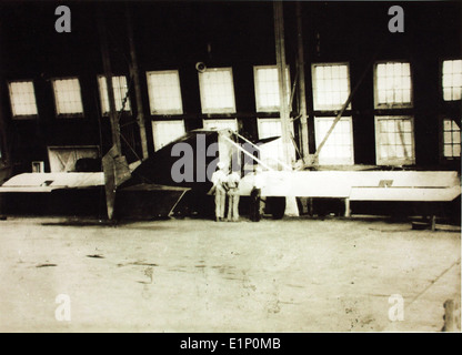 Le Humming Bird de Tremaine était un avion clé de la Dole Air Race, piloté par George D. Covell. La course, un événement aéronautique célèbre, a été un défi pour les pilotes de voler de Californie à Hawaï en un temps record. Covell et son équipe ont contribué à l’héritage de la course. Banque D'Images