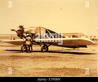 Le Tremaine Humming Bird, piloté par George D. Covell, a participé à la Dole Air Race, une course pionnière trans-pacifique. La course faisait partie des efforts visant à promouvoir l'aviation et à mettre en évidence les avancées en vol longue distance, avec des avions comme le Humming Bird démontrant les capacités des premiers monoplans. Banque D'Images