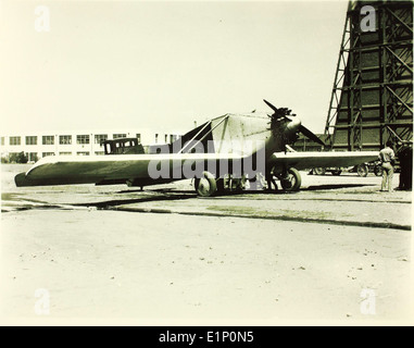 La Dole Air Race Tremaine Humming Bird est une entrée notable dans la Dole Air Race, une compétition aérienne pour traverser le Pacifique. Piloté par George D. Covell, l'avion représente une réalisation importante dans le domaine du vol longue distance et de la technologie aéronautique au début du XXe siècle. Banque D'Images