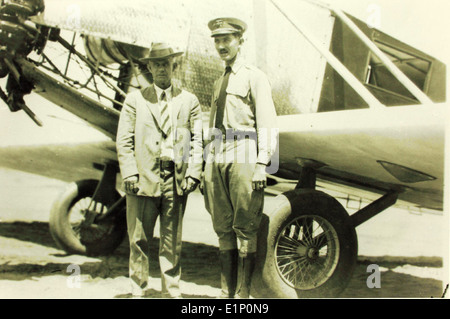 Le Humming Bird de Tremaine, piloté par George D. Covell, participe à la Dole Air Race. Cet avion, également connu sous le nom de monoplan Tremaine, a été une entrée notable dans la course de 1927, conçu par R.S. Waggener pour la Pacific Aircraft Company. Il faisait partie d'une course aérienne historique visant à traverser le Pacifique. Banque D'Images