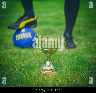 Soccer Gold trophy contre joueur de football. Banque D'Images