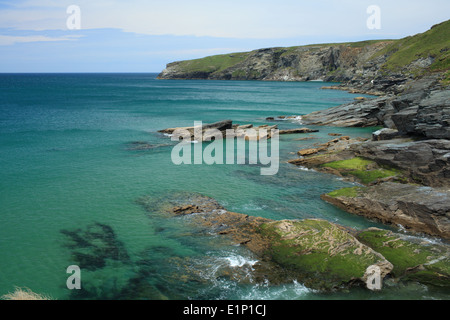 L'été, Trebarwith Strand à marée haute, North Cornwall, England, UK Banque D'Images