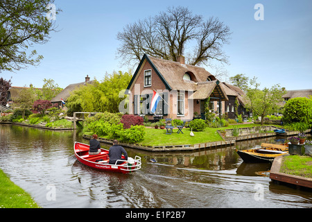 Bateau sur les canaux, le transport local, Giethoorn village - Hollande Pays-Bas Banque D'Images