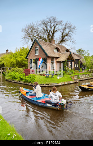 Les touristes sur le bateau naviguant sur le canal, Giethoorn village - Hollande Pays-Bas Banque D'Images