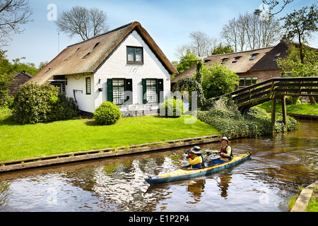 Les touristes sur le bateau naviguant sur le canal, Giethoorn village - Hollande Pays-Bas Banque D'Images