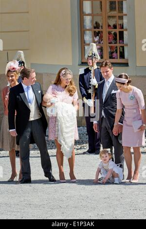 Stockholm, Suède, le 08 juin, 2014. Stockholm, Suède. Le 08 juin, 2014. La Princesse Madeleine de Suède (C), son mari Christopher O'Neill et leur petite fille, La princesse Léonore posent avec le parrain (L-R) Tatjana d'Abo, Patrick Sommerlath, la princesse héritière Victoria et sa fille la princesse Estelle (en bas) après le baptême de la princesse Léonore à Drottningholm Palace en dehors de Stockholm, Suède, 08 juin 2014. Photo : Patrick van Katwijk Pays-bas ET FRANCE OUT -AUCUN SERVICE DE FIL- Crédit : Patrick van Katwijk/dpa/Alamy Live News Banque D'Images