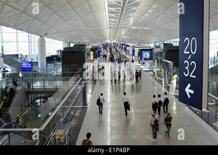 Zone de départ de l'Aéroport International de Hong Kong situé sur l'île de Chek Lap Kok. Banque D'Images